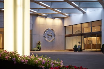 Hotel entrance and lobby at Sheraton Denver Downtown Hotel