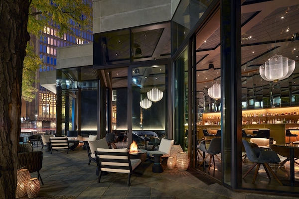 3 bars/lounges, cocktail bar