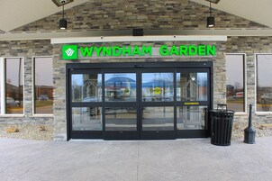 Un edificio con fachada de piedra y un letrero que dice "Wyndham Garden".