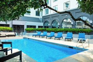 Una piscina techada, una piscina al aire libre de temporada
