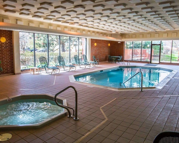 Indoor pool, sun loungers