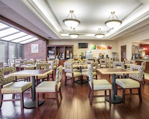 Sudah termasuk sarapan prasmanan setiap hari