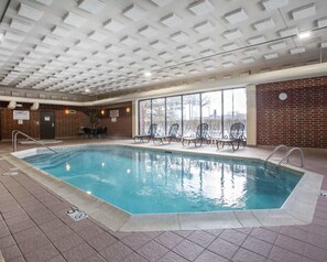 Indoor pool, sun loungers