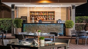 2 restaurants servant le petit déjeuner, le déjeuner et le dîner