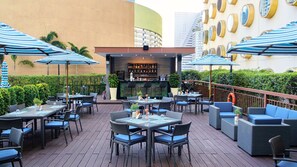 2 restaurants, breakfast, lunch, dinner served; international cuisine 