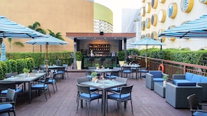 2 restaurantes, se sirven desayunos, comidas y cocina internacional