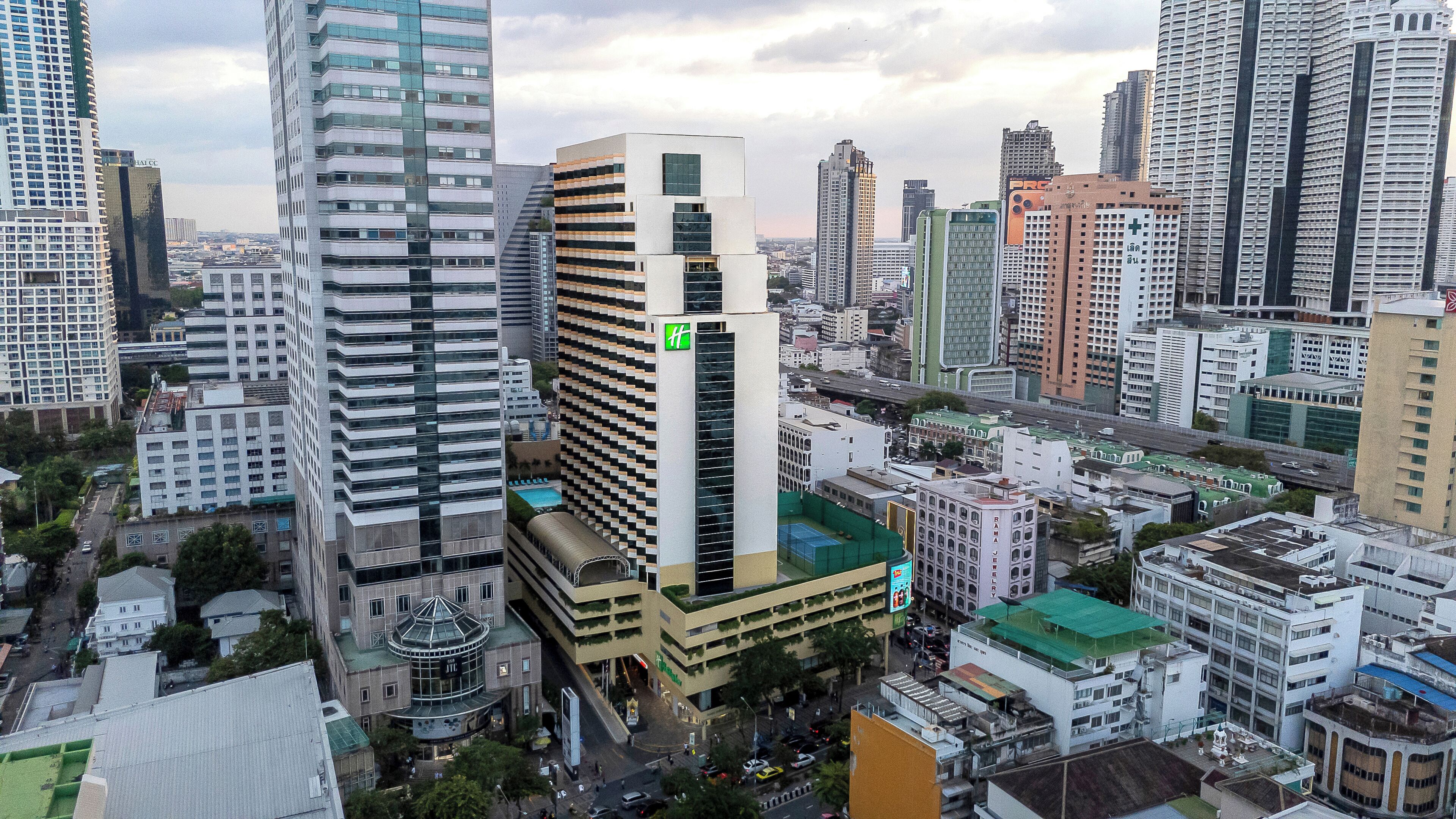 Photo - Holiday Inn Bangkok Silom by IHG