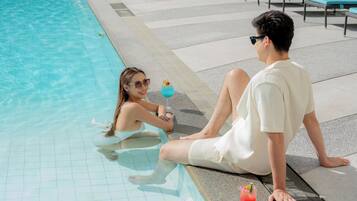 Kolam renang terbuka, payung kolam, kerusi lepak pantai