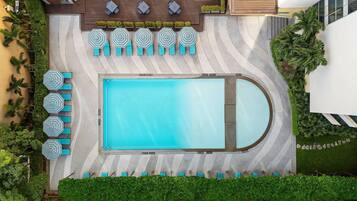 Utomhuspool, parasoller och solstolar