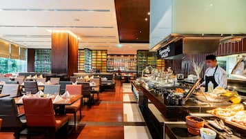2 restaurantes; se sirve desayuno, almuerzo y cena