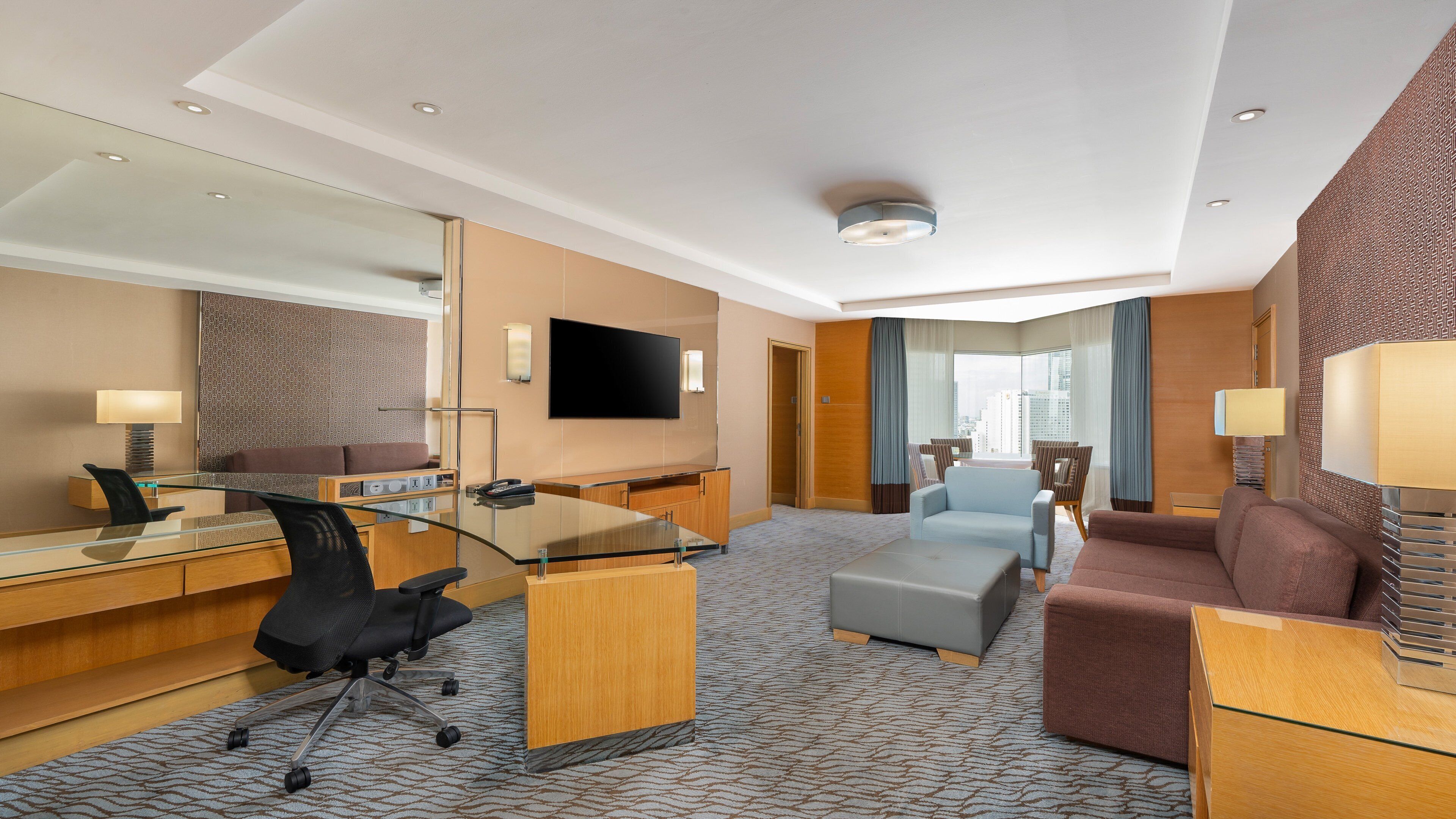 Roupas de cama premium, frigobar, cofres nos quartos