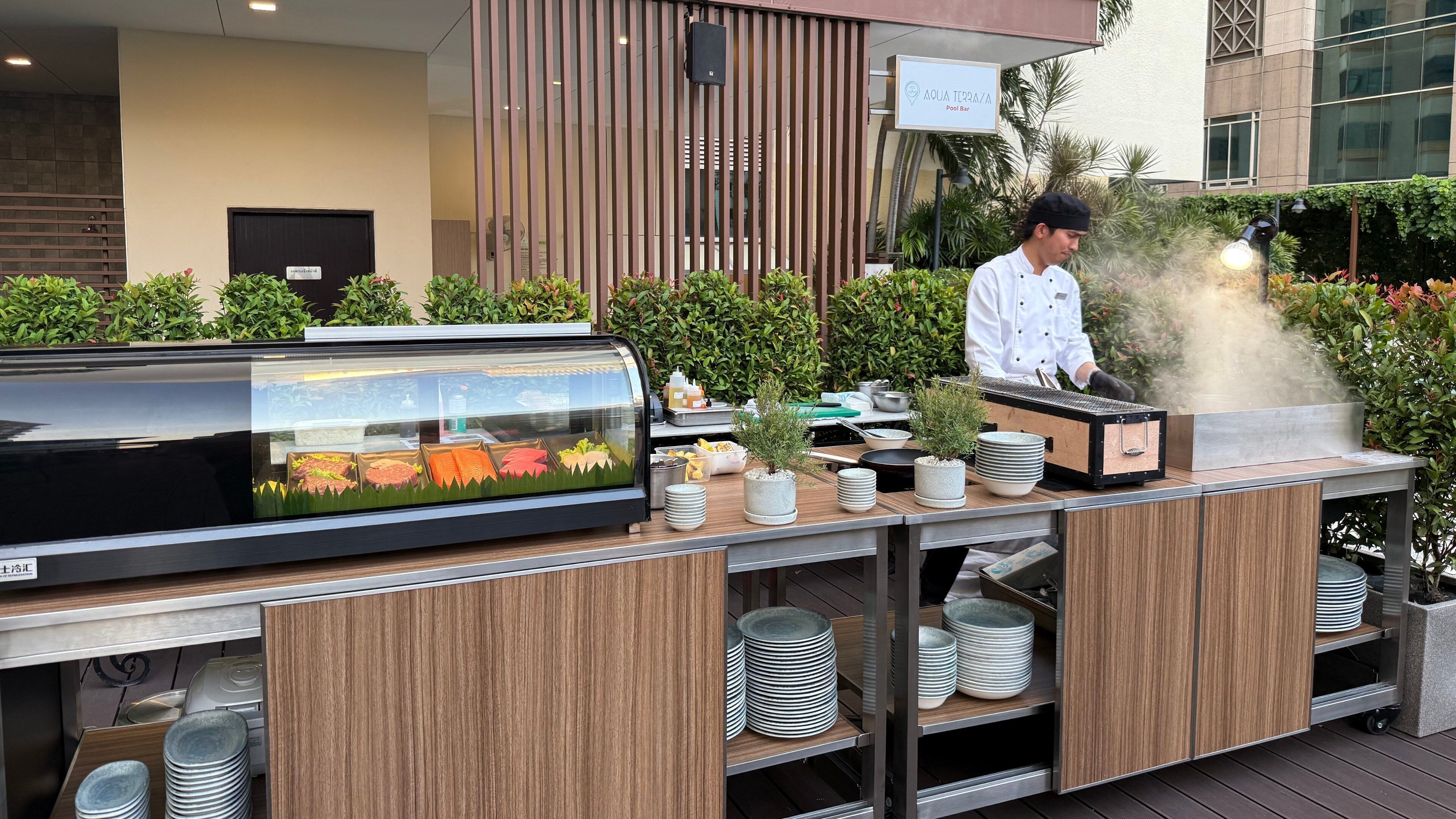 2 restaurants, breakfast, lunch, dinner served; international cuisine