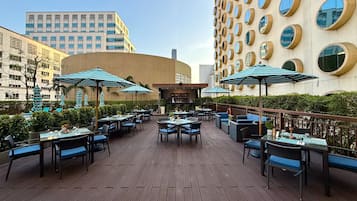 2 restaurantes, se sirven desayunos, comidas y cocina internacional