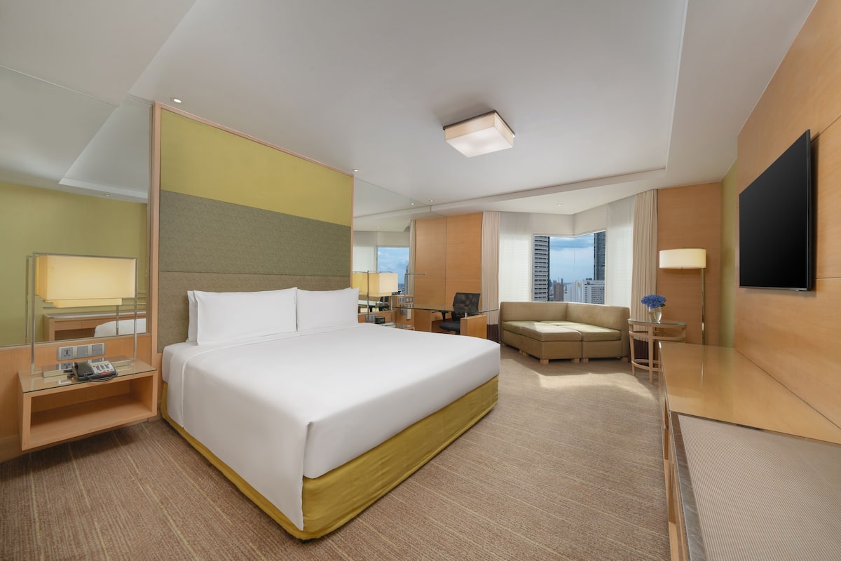 Premium Room, 1 King Bed, Non Smoking, City View | Premium bedding, minibar, in-room safe, individually furnished