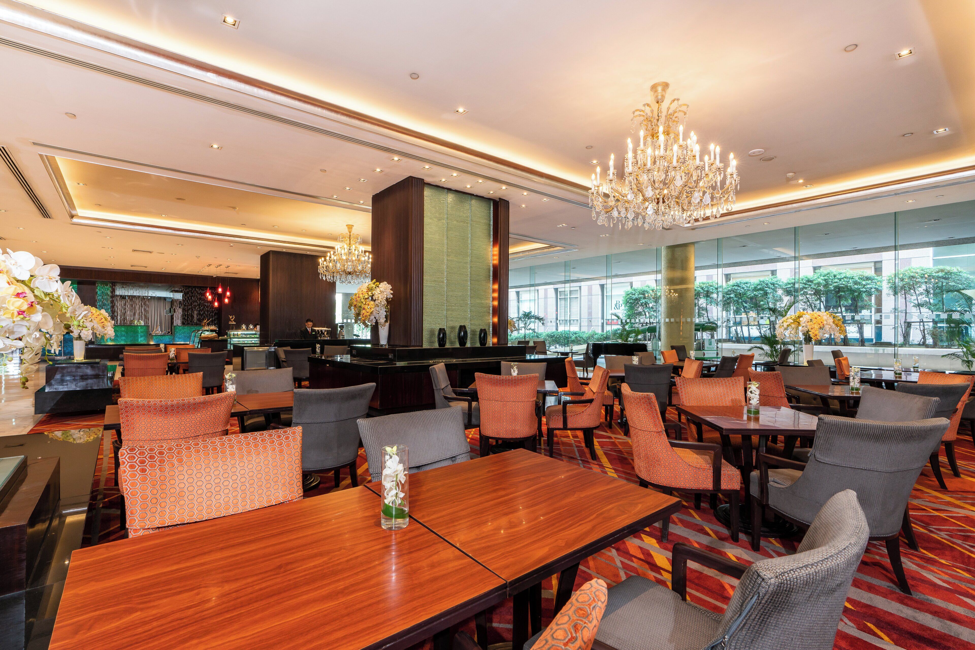 2 restaurants servant le petit déjeuner, le déjeuner et le dîner