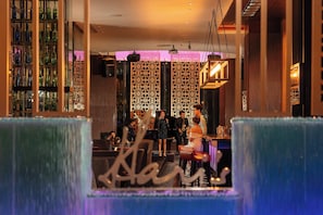 2 restaurants; breakfast, lunch, and dinner served - Holiday Inn Bangkok Silom by IHG (Bangkok)