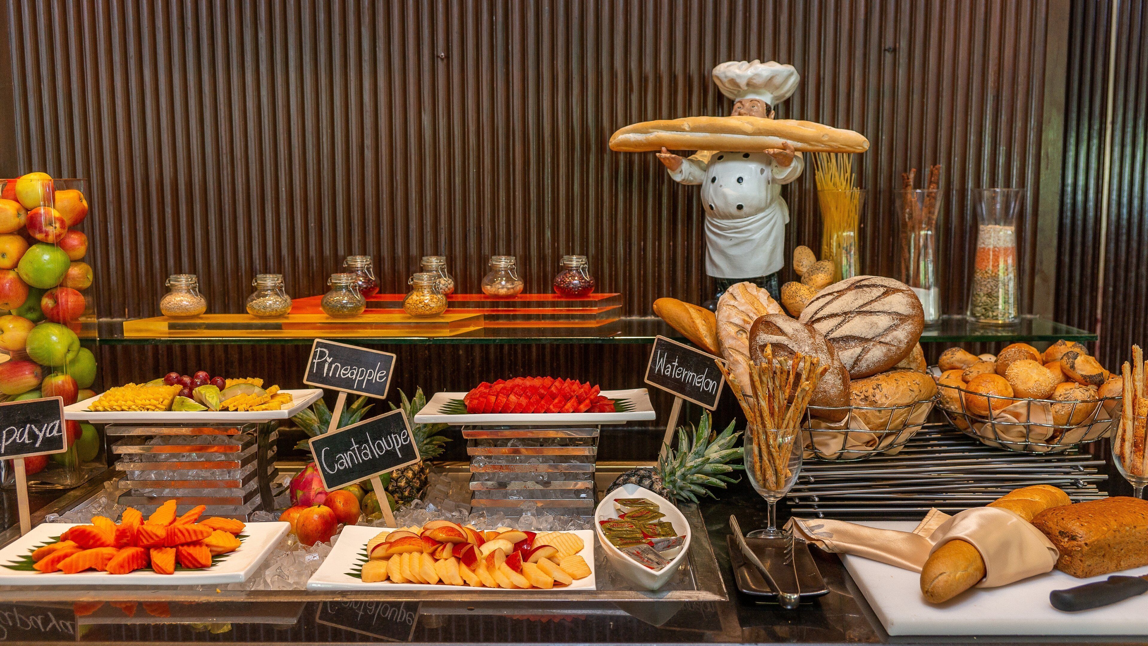 2 restaurants servant le petit déjeuner, le déjeuner et le dîner