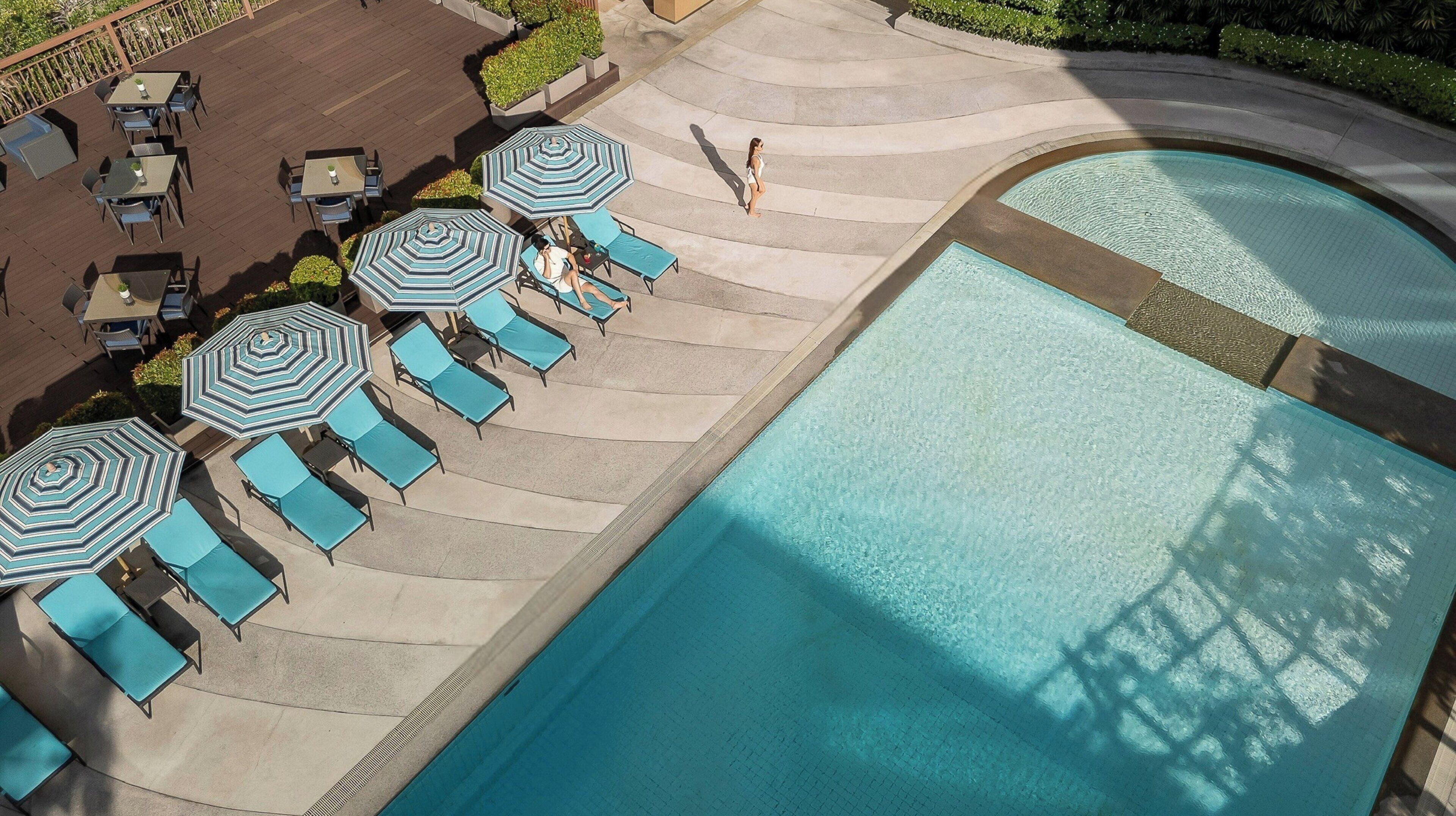 Ulkouima-allas, aurinkovarjoja, aurinkotuoleja