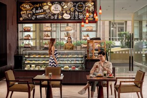 2 restaurants; breakfast, lunch and dinner served  - Holiday Inn Bangkok Silom by IHG (Bangkok)
