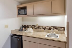 Deluxe Suite, 1 King Bed, Non Smoking | Premium bedding, down comforters, desk, laptop workspace