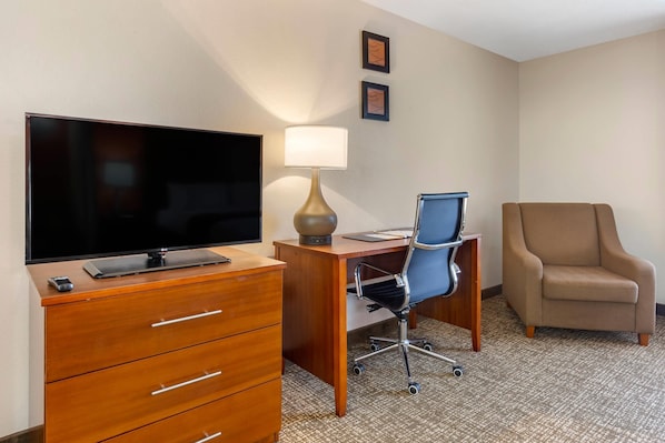 Deluxe Suite, 1 King Bed, Non Smoking | Premium bedding, down comforters, desk, laptop workspace - Comfort Inn Greensboro - Kernersville (Greensboro)