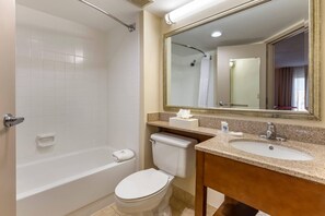 ห้องสวีท, เตียงคิงไซส์ 1 เตียง, ปลอดบุหรี่ | เครื่องนอนระดับพรีเมียม, ผ้านวมขนเป็ด, โต๊ะทำงาน