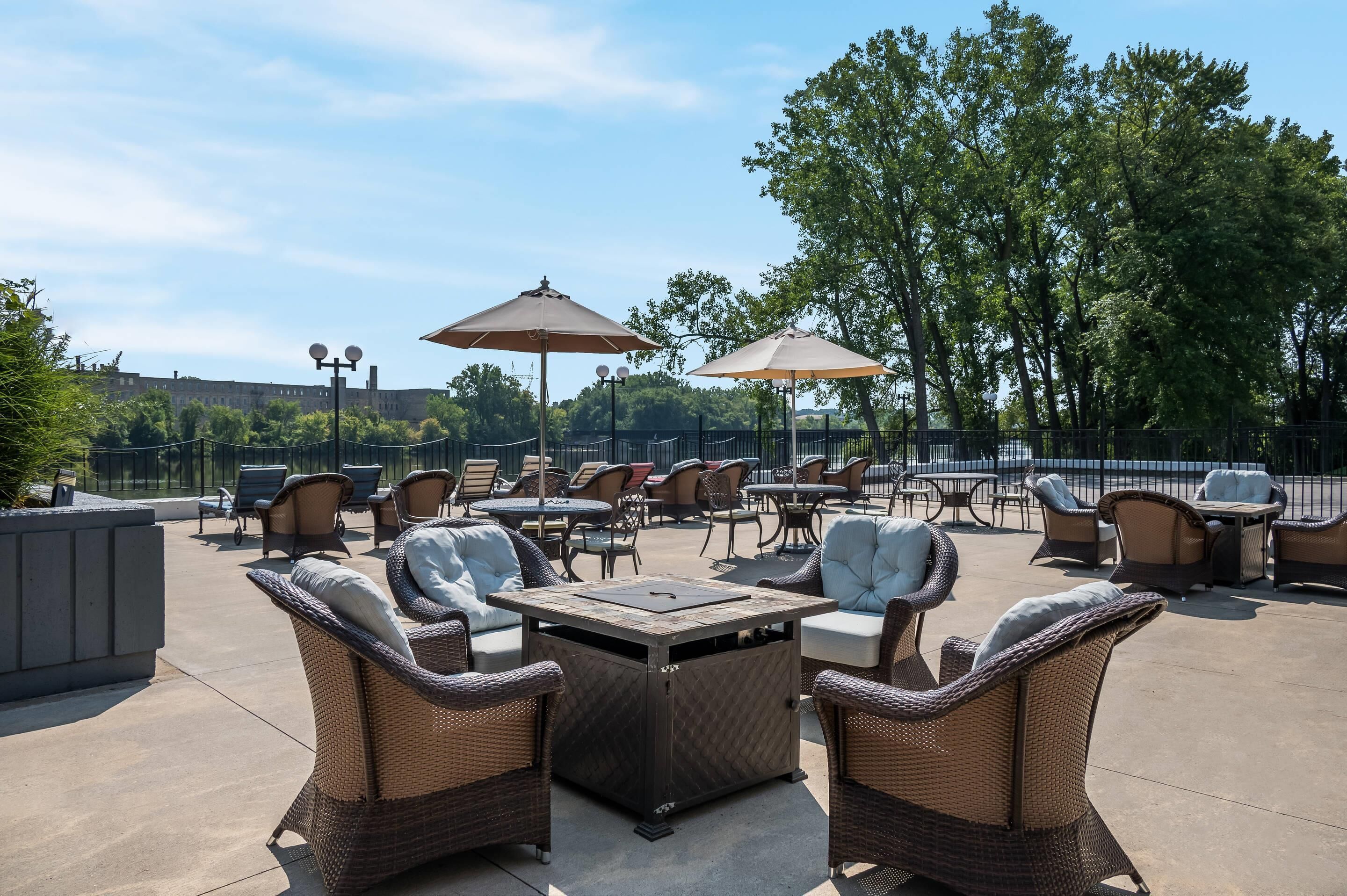 من حمّامات السباحة المغطاة