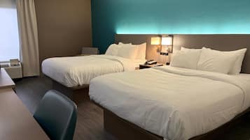 Tallelokero huoneessa, työpöytä, pimennysverhot, silitysrauta/-lauta