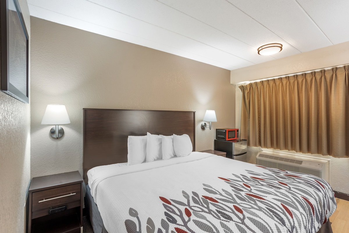 Deluxe Room, 1 King Bed (Smoke Free) | Desk, laptop workspace, blackout drapes, iron/ironing board