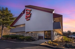 Fachada da propriedade à noite