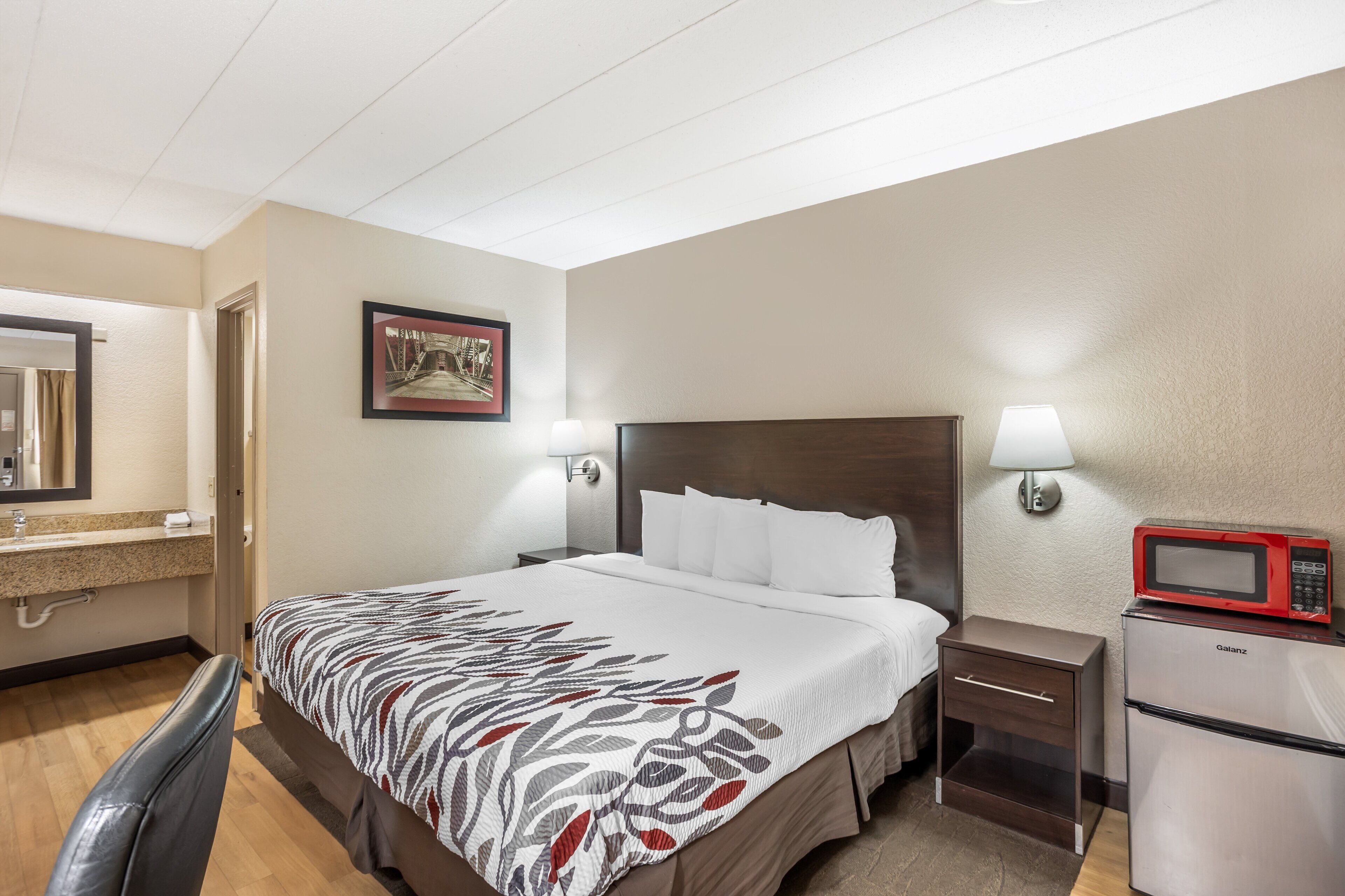 Deluxe kamer, 1 kingsize bed (Smoke Free) | Een bureau, een laptopwerkplek, verduisterende gordijnen