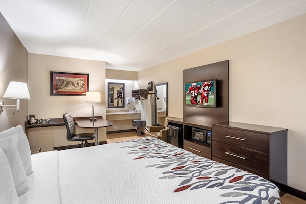 Superior Room, 1 King Bed (Smoke Free) | Desk, laptop workspace, blackout drapes, iron/ironing board