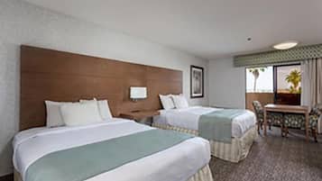 Quarto standard, 2 camas Queen | Escrivaninha, cortinas blackout, ferros/tábuas de passar roupa