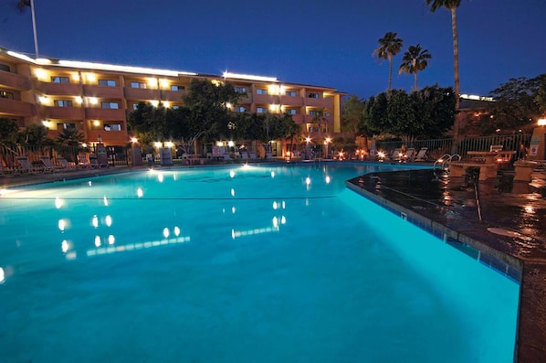 Piscine extérieure, parasols, chaises longues