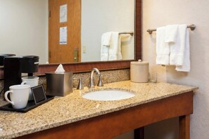 Bañera con ducha, artículos de tocador gratuitos, secador de pelo