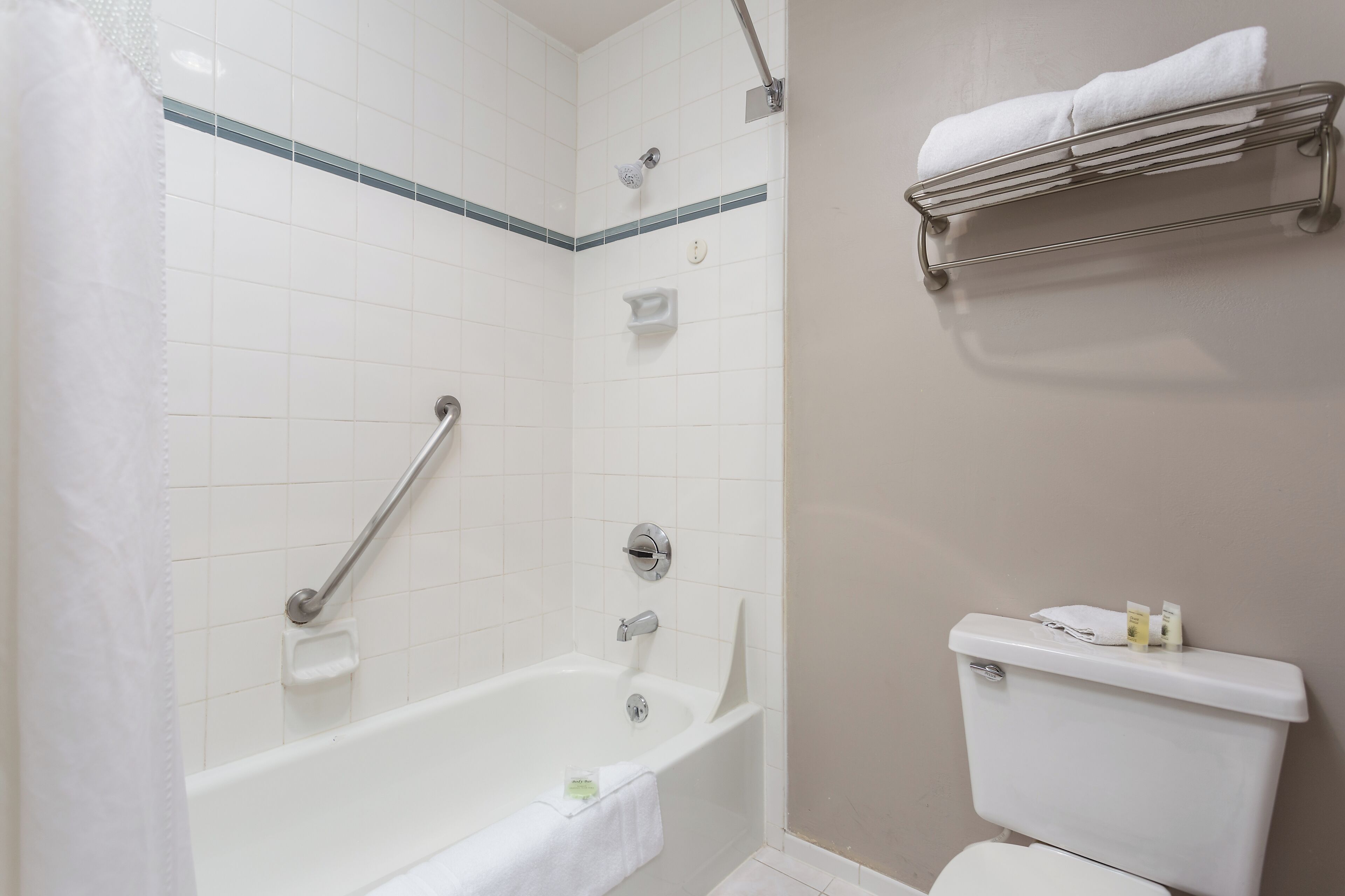 Combined shower/tub, free toiletries, hair dryer, towels