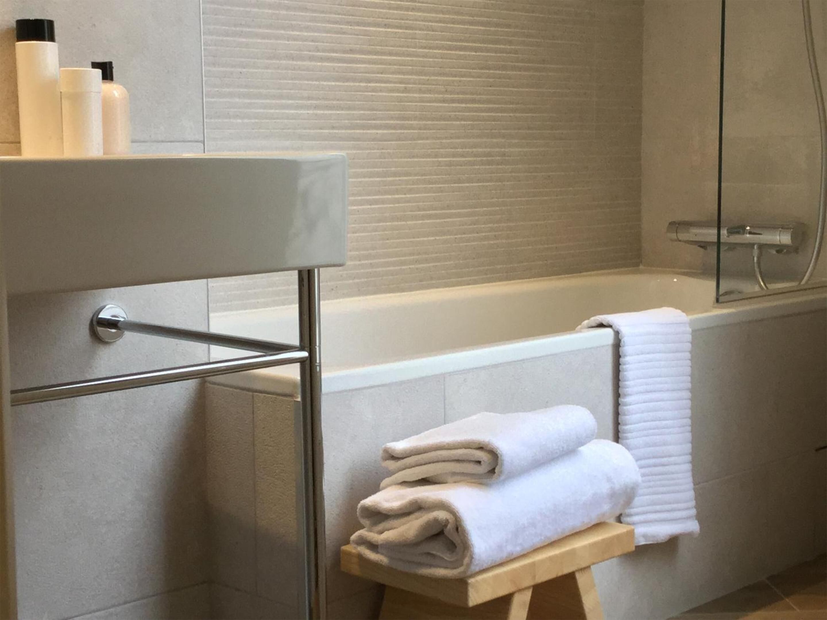 combined shower/bathtub, free toiletries, hair dryer, towels