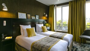 In-room safe, desk, soundproofing, iron/ironing board - Hôtel de Neuville (Paris)