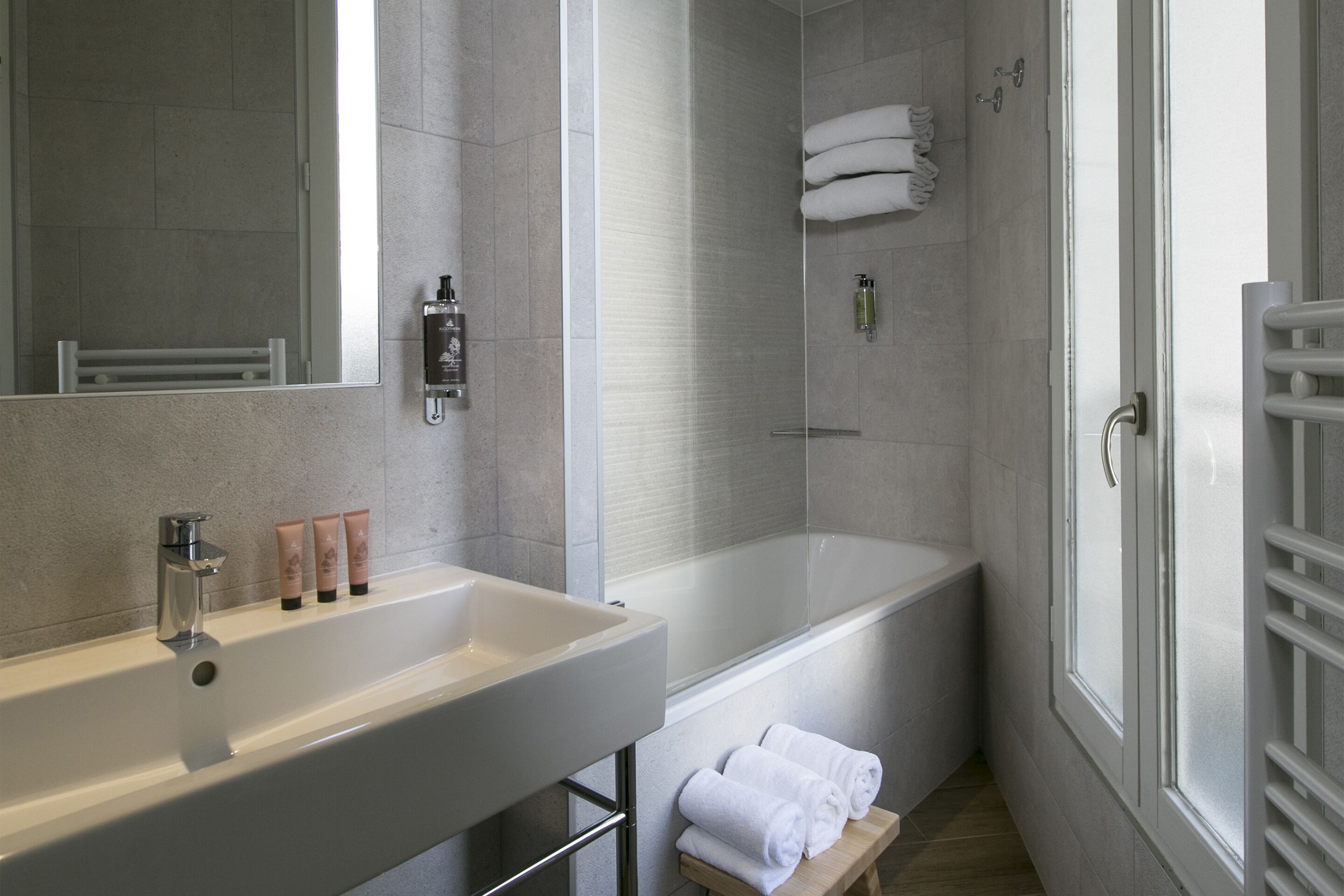 combined shower/bathtub, free toiletries, hair dryer, towels