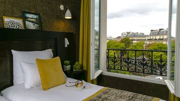 Minibar, caja de seguridad en la habitación y escritorio