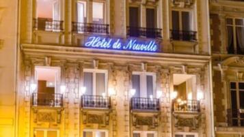 Fachada de la propiedad por la tarde o noche