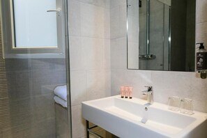 Hair dryer, towels, soap, shampoo - Hôtel de Neuville (Paris)