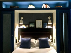 In-room safe, desk, soundproofing, iron/ironing board - Hôtel de Neuville (Paris)