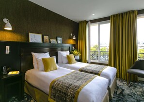 In-room safe, desk, soundproofing, iron/ironing board - Hôtel de Neuville (Paris)