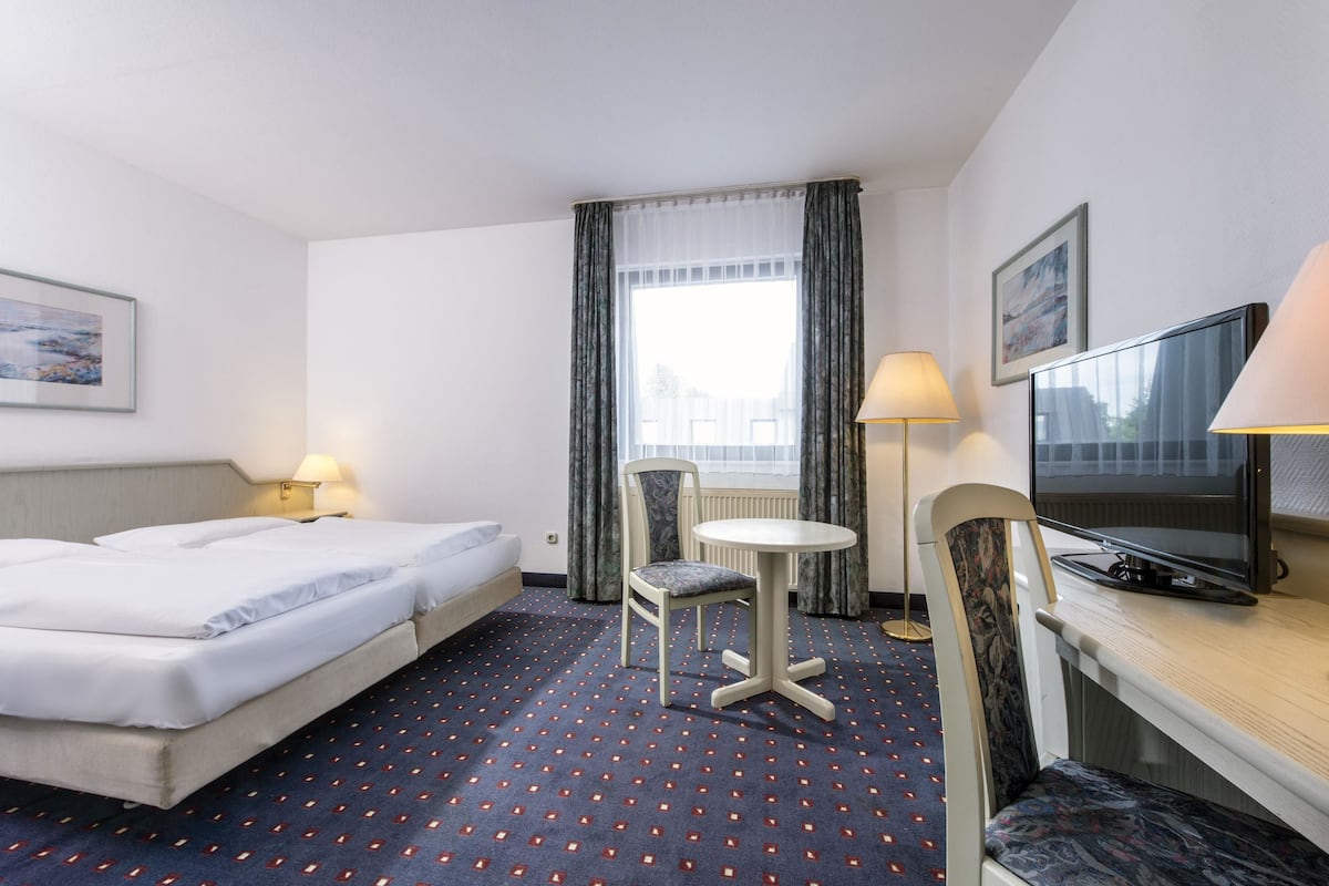 Business Double Room | Hypo-allergenic bedding available, minibar, in-room safe, desk