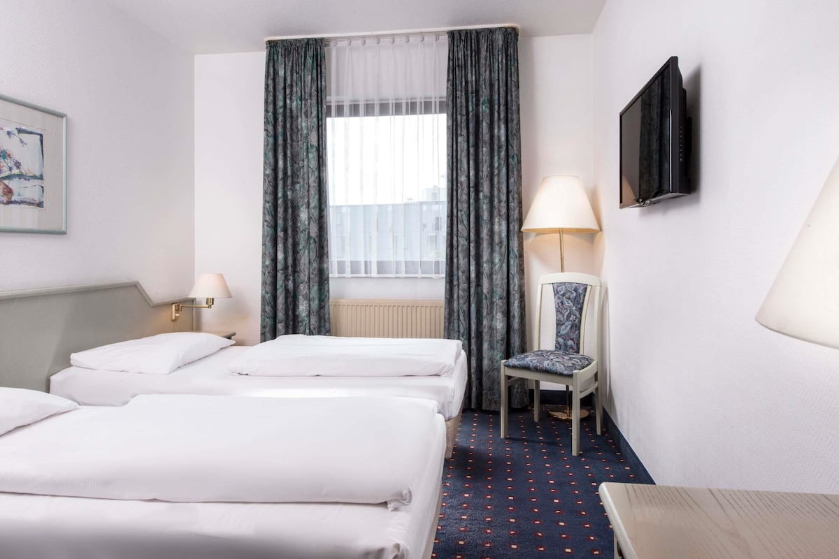 Hypo-allergenic bedding, minibar, in-room safe, desk