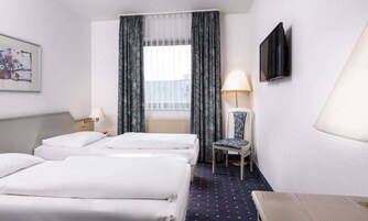 Ropa de cama hipoalergénica, minibar, caja fuerte y escritorio