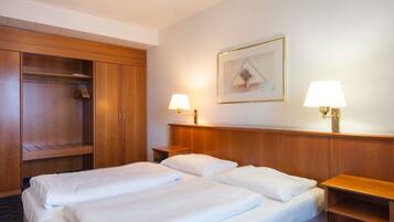 Ropa de cama hipoalergénica, minibar, caja fuerte y escritorio