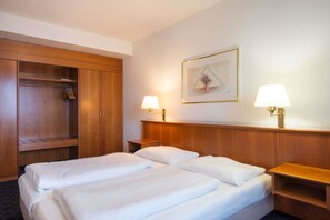 Hypo-allergenic bedding, minibar, in-room safe, desk