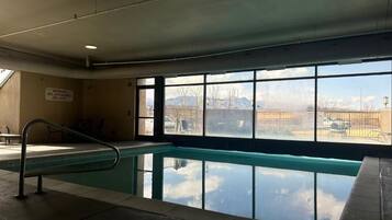 Inomhuspool och utomhuspool